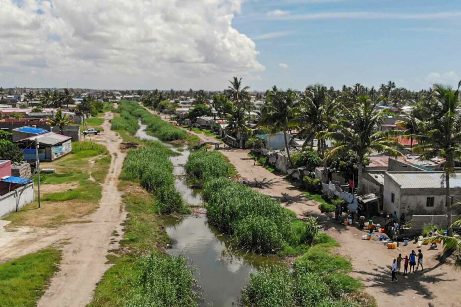 Vista con drone di Macuti e canale di drenaggio